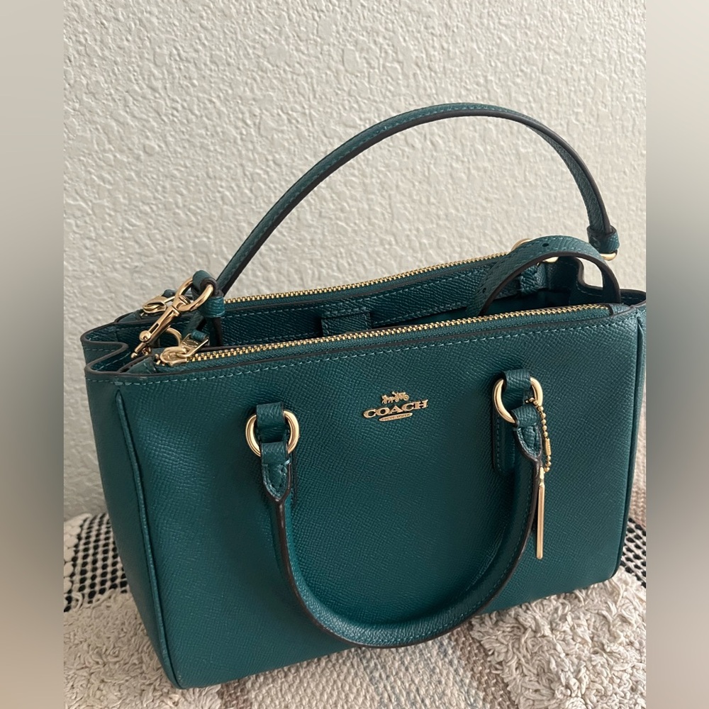 Coach medium crossbody with removable straps purse in excellent conditions